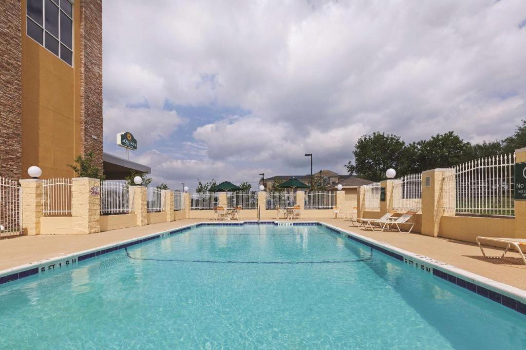 La Quinta By Wyndham Beeville Экстерьер фото